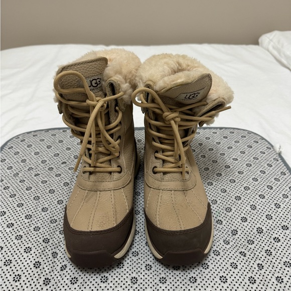 UGG Adirondack III Cream Waterproof Leather Boots Size 5.5 - Picture 3 of 8